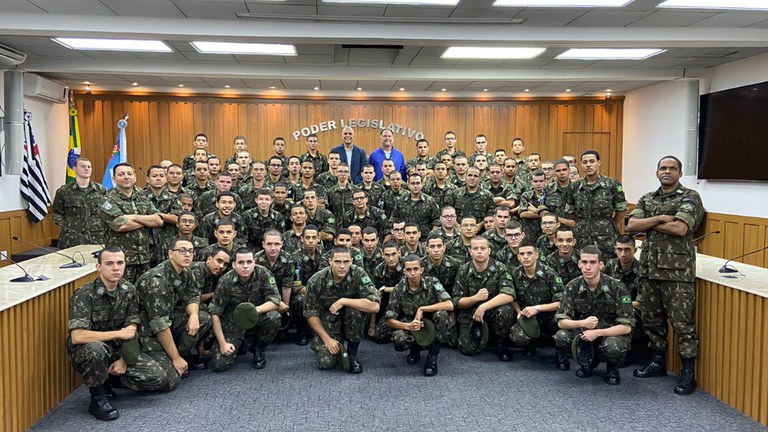 Atiradores do Tiro de Guerra de Assis visitam a Câmara Municipal