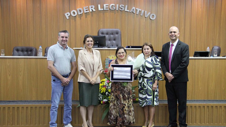 Benedita Quintiliano se emociona ao receber Título de Cidadã Assisense