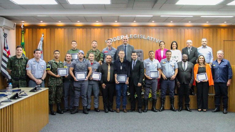 Câmara Municipal de Assis homenageia profissionais da segurança pública em noite especial