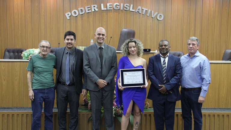 Cantora Luana Granai recebe Título de Cidadã Assisense em Sessão Solene