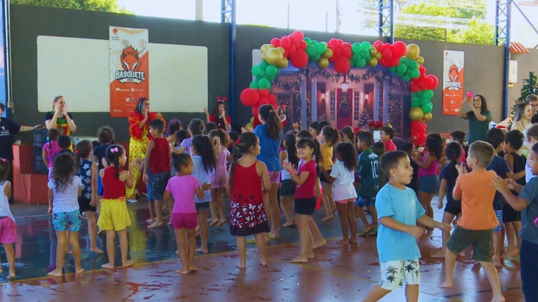 Casa da Criança recebe Papai Noel em festa especial organizada por voluntários