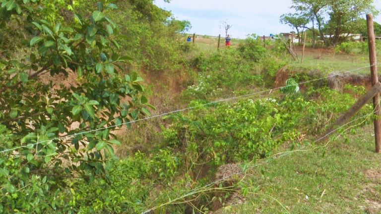 Cratera em propriedade rural preocupa moradores famílias buscam solução judicial