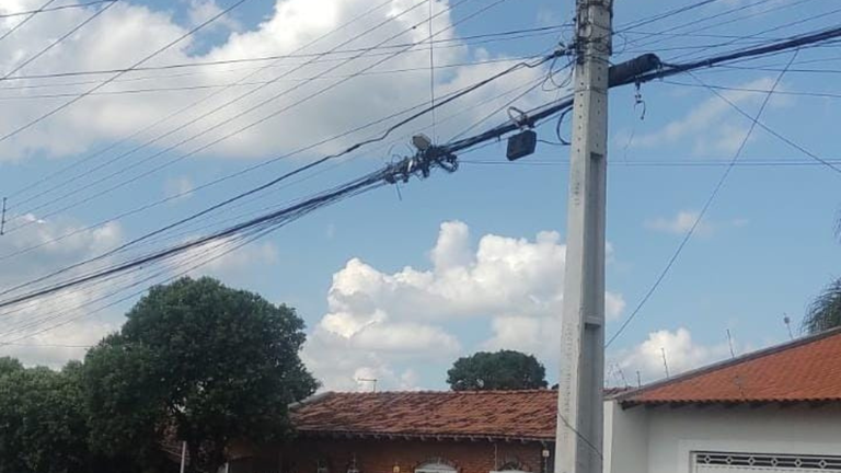 Fios soltos e desalinhados causam problemas nas vias públicas de Assis