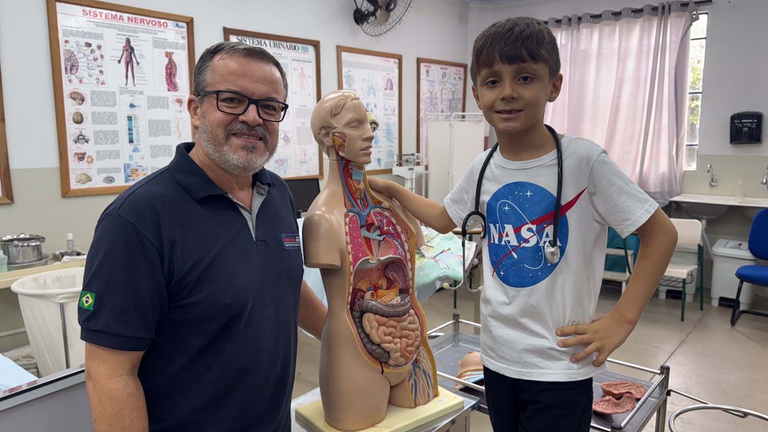 Garoto de 8 Anos demonstra habilidades em anatomia durante visita na ETEC de Assis