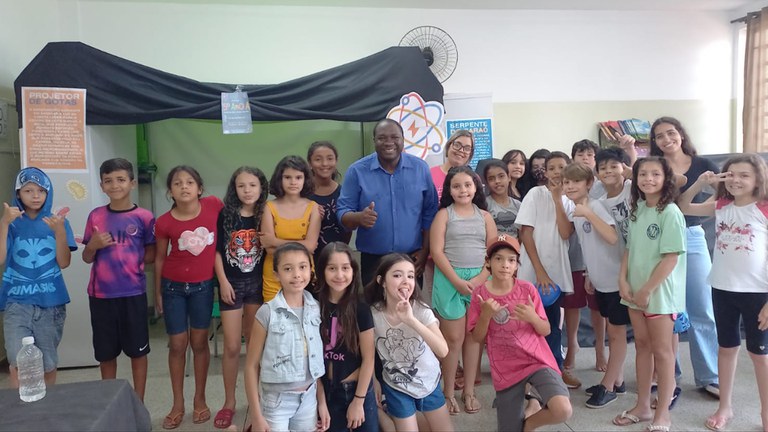 Pastor Edinho visita 'Feira de Ciências' em duas escolas do município