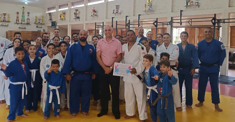 Presidente da Câmara entrega diploma de mérito esportivo à judoca de Assis